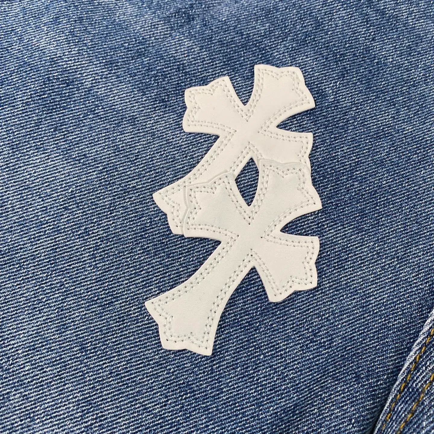 P240 chrome hearts 2025 classic white cross patchwork leather jeans vi Top heavy industry fashionable design] Consistent high street luxury style creation. Speaking of this style, the Zangyin family and GU family are definitely the leading representative brands. Especially the Zangyin family has really achieved a state-of-the-art effect in creating high street style. The unique washed material is used to create this style. The color system is quite eye-catching. After it is decorated with patchwork cross flowers, it cleverly highlights the charm of the brand. Secondly, this style uses classic The classic high-waist cutting design highlights the long legs and fashionable temperament of the upper body. The brand is highly recognizable and the slim fit configuration is more suitable for daily wear. It is a product that interprets personality, fashion, and specifications at a glance. This single product is enough to make any fan excited. It can be a white T-shirt for youthful preppy style, or a tight suspender for lady style. It has strong matching ability and can be easily controlled by men.  [Materials and craftsmanship] Needless to say, this point goes without saying. As an excellent craftsman brand, Zangyin’s requirements for details and craftsmanship are really perfect. The washed color of this model has gone through so many processes, not to mention the embellishment of denim appliques. It is also purely hand-made and sewn. Just like what they believe in, only hand-made things have soul and have the meaning of wear. A top-notch heavy-duty fashionable denim item, I look forward to your perfect interpretation! !  Size:28-36